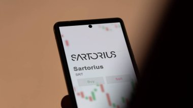 26 Mart 2024, Frankfurt, Almanya, SRT Sartorius 'u analiz eden yatırımcı, hisse senedi borsasında hisse sahibi.