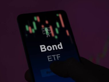 Bir yatırımcı ekranda tahvil fonunu analiz ediyor. Bond 'un fiyatlarını gösteren bir telefon