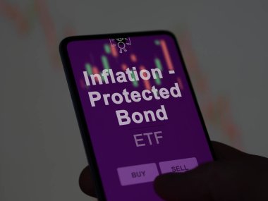 Enflasyonu analiz eden bir yatırımcı - ekranda korunan tahvil fonu. Enflasyon fiyatlarını gösteren bir telefon - Korunan Bond