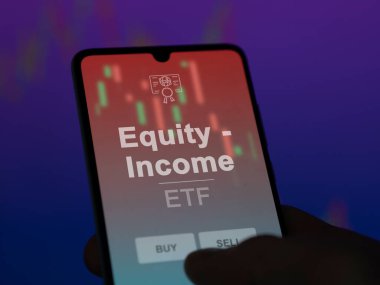 Yatırımcı, sermaye fonunu ekranda analiz ediyor. Equity - Gelir fiyatlarını gösteren bir telefon
