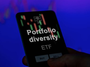 Ekrandaki portföy çeşitliliğini analiz eden bir yatırımcı. Portföy çeşitliliğinin fiyatlarını gösteren bir telefon