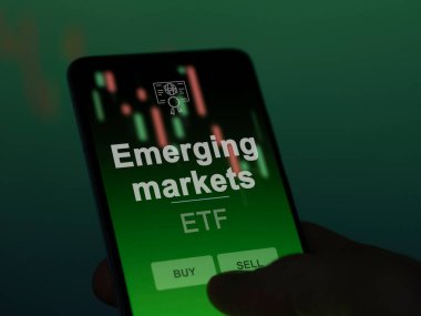 Bir yatırımcı ekranda yükselen piyasaları analiz ediyor. Gelişmekte olan piyasaların fiyatlarını gösteren bir telefon