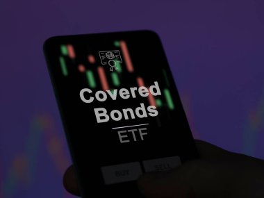 Örtülü tahvilleri analiz eden bir yatırımcı. Kapalı tahvillerin fiyatlarını gösteren bir telefon