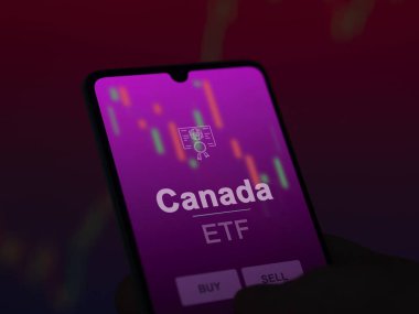 Kanada ETF fonunu ekranda analiz eden bir yatırımcı. Kanada 'nın fiyatlarını gösteren bir telefon