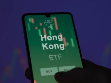 Bir yatırımcı ekranda Hong Kong Etf fonunu analiz ediyor. Hong Kong 'un fiyatlarını gösteren bir telefon.