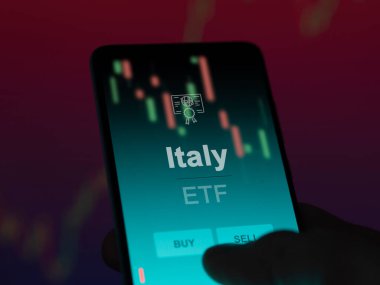 Bir yatırımcı ekrandaki italyan etf fonunu analiz ediyor. İtalya 'nın fiyatlarını gösteren bir telefon
