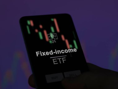 Ekrandaki sabit gelirli etf fonunu analiz eden bir yatırımcı. Sabit gelirin fiyatlarını gösteren bir telefon