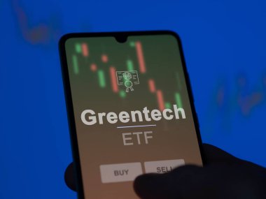 Bir yatırımcı ekranda Greentech ETF fonunu analiz ediyor. Greentech 'in fiyatlarını gösteren bir telefon