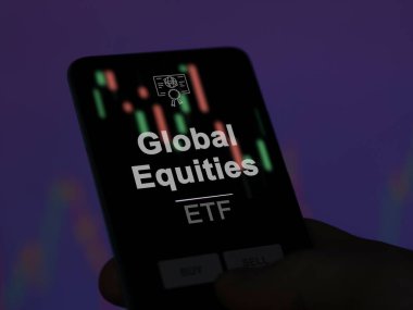 Küresel öz sermaye fonunu ekranda analiz eden bir yatırımcı. Global Equities 'in fiyatlarını gösteren bir telefon