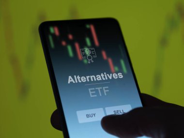 Alternatif ETF fonunu ekranda analiz eden bir yatırımcı. Alternatiflerin fiyatlarını gösteren bir telefon