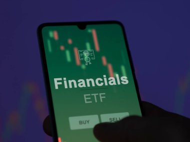 Bir yatırımcı ekrandaki finans fonunu analiz ediyor. Finansal durumların fiyatlarını gösteren bir telefon