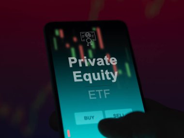 Ekrandaki özel sermaye fonunu analiz eden bir yatırımcı. Bir telefon Er Equity 'nin fiyatlarını gösterir