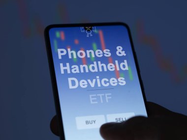 Telefonları ve el bilgisayarlarını ekranda analiz eden bir yatırımcı. Telefon & El bilgisayarlarının fiyatlarını gösteren bir telefon