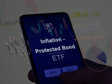 Enflasyonu analiz eden bir yatırımcı - ekranda korunan tahvil fonu. Enflasyon fiyatlarını gösteren bir telefon - Korunan Bond