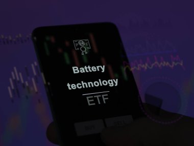 Batarya teknolojisini analiz eden bir yatırımcı. Bir telefon pil teknolojisinin fiyatlarını gösteriyor.