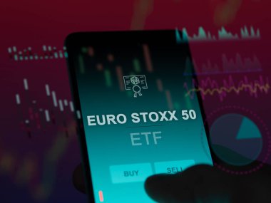 Ekranda Euro stoxx 50 etf fonunu analiz eden bir yatırımcı. EURO STOXX 50 fiyatlarını gösteren bir telefon