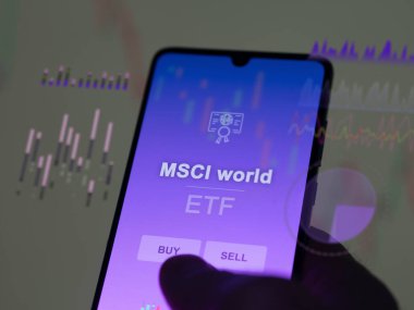 Bir yatırımcı ekranda MSİ dünya verf fonunu analiz ediyor. MSCI dünyasının fiyatlarını gösteren bir telefon