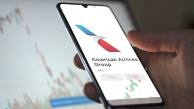 24 Nisan 2024. Amerikan Hava Yolları Grubu 'nun logosu bir takas ekranında. American Airlines Group hisse senetleri, bir cihazda AAL $.