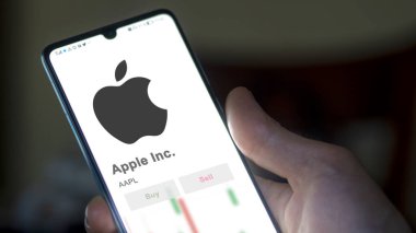 24 Nisan 2024. Apple A.Ş. 'nin logosu bir değiş tokuş ekranında. Apple Inc fiyat hisseleri, bir aygıt üzerinde $AAPL.
