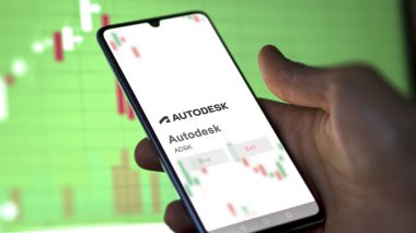 24 Nisan 2024. Takas ekranındaki Autodesk logosu. Otomatik masabaşı hisse senetleri, bir aygıtta ADSK $.