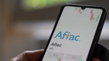 24 Nisan 2024. Değiş tokuş ekranında Aflac 'ın logosu. Aflac hisse senetleri, bir cihazda AFL $.