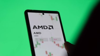 24 Nisan 2024. Takas ekranındaki AMD logosu. AMD hisse senetleri, cihaz için AMD $.