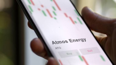 24 Nisan 2024. Bir değiş tokuş ekranında ATMOS Enerjisinin logosu. ATMOS Enerji Fiyat Hisseleri, Bir aygıt üzerinde $ATO.