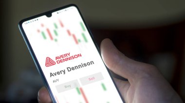 24 Nisan 2024. Avery Dennison 'ın logosu bir değiş tokuş ekranında. Avery Dennison hisse senetleri, bir cihaza AVY $.