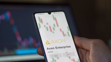 24 Nisan 2024. Bir değiş tokuş ekranında Axon Enterprise 'ın logosu. Axon Enterprise hisse senetleri, bir cihaza AXON $.
