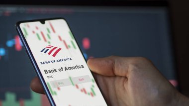 24 Nisan 2024. Bir değiş tokuş ekranında Bank of America logosu. Bank of America hisse senedi fiyatları, bir cihaza BAC $.