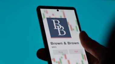 24 Nisan 2024. Değiş tokuş ekranında Brown ve Brown 'ın logosu. Kahverengi & fiyat hisseleri, bir aygıt üzerinde BRO $.