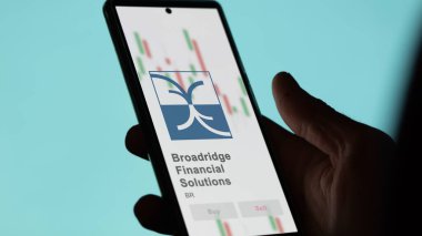 24 Nisan 2024. Broadridge Finansal Çözümler 'in logosu bir değiş tokuş ekranında. Broadridge Finansal Çözümler hisse senetleri, cihaza BR $.