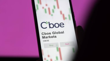 24 Nisan 2024. Değişim ekranında Cboe Global Market 'in logosu. Cboe Global Market hisse senetleri, CBOE $bir aygıt üzerinde.
