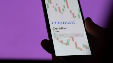 24 Nisan 2024. Takas ekranındaki Ceridian logosu. Ceridian hisse senetleri, cihaza Cday $.