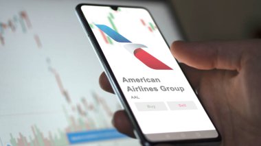 24 Nisan 2024. Amerikan Hava Yolları Grubu 'nun logosu bir takas ekranında. American Airlines Group hisse senetleri, bir cihazda AAL $.