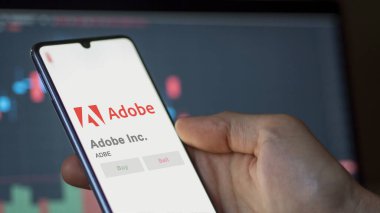 24 Nisan 2024. Bir değiş tokuş ekranında Adobe Şirketi 'nin logosu. Adobe Inc. Fiyat hisseleri, bir aygıta ADBE $.