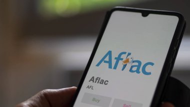 24 Nisan 2024. Değiş tokuş ekranında Aflac 'ın logosu. Aflac hisse senetleri, bir cihazda AFL $.
