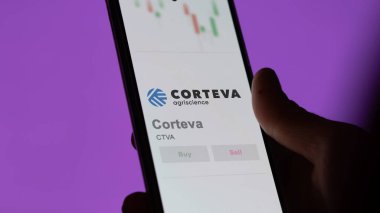 24 Nisan 2024. Takas ekranında Corteva 'nın logosu. Corteva hisse senetleri, bir cihaza CTVA $.