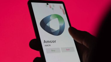 24 Nisan 2024. Bir değiş tokuş ekranında Amcor 'un logosu. Amcor fiyat hisseleri, bir aygıt üzerinde AMCR $.