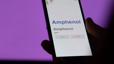 24 Nisan 2024. Değiş tokuş ekranında Amphenol logosu var. Amphenol fiyat hisseleri, bir aygıt için APH $.
