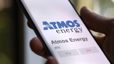 24 Nisan 2024. Bir değiş tokuş ekranında ATMOS Enerjisinin logosu. ATMOS Enerji Fiyat Hisseleri, Bir aygıt üzerinde $ATO.