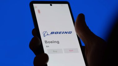24 Nisan 2024. Değişim ekranındaki Boeing logosu. Boeing fiyat hisseleri, bir cihaza BA dolar..