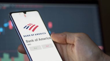24 Nisan 2024. Bir değiş tokuş ekranında Bank of America logosu. Bank of America hisse senedi fiyatları, bir cihaza BAC $.