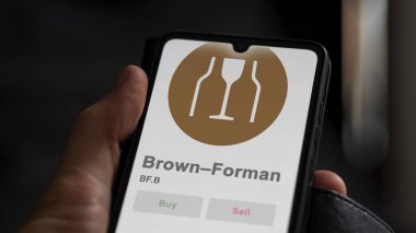 24 Nisan 2024. Değiş tokuş ekranında Brown Forman 'ın logosu. Brown Forman hisse senetleri, bir cihazda BFB $..