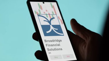 24 Nisan 2024. Broadridge Finansal Çözümler 'in logosu bir değiş tokuş ekranında. Broadridge Finansal Çözümler hisse senetleri, cihaza BR $.
