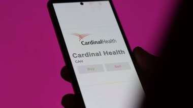 24 Nisan 2024. Bir değiş tokuş ekranında Kardinal Sağlık logosu. Kardinal Sağlık Fiyat Hisseleri, bir cihaza CAH $.