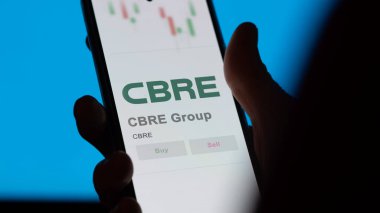 24 Nisan 2024. Değiş tokuş ekranında CBRE Grubu 'nun logosu. CBRE Grup fiyat hisseleri, bir aygıt üzerinde $CBRE.
