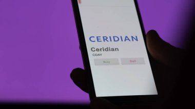 24 Nisan 2024. Takas ekranındaki Ceridian logosu. Ceridian hisse senetleri, cihaza Cday $.