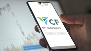 24 Nisan 2024. Değiş tokuş ekranında CF Endüstri 'nin logosu. CF Endüstri hisse senedi fiyatları, cihazda CF $.