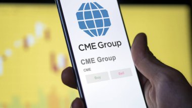 24 Nisan 2024. Değişim ekranında CME Grubu 'nun logosu. CME Grubu hisse senetleri, bir aygıt üzerinde $CME.